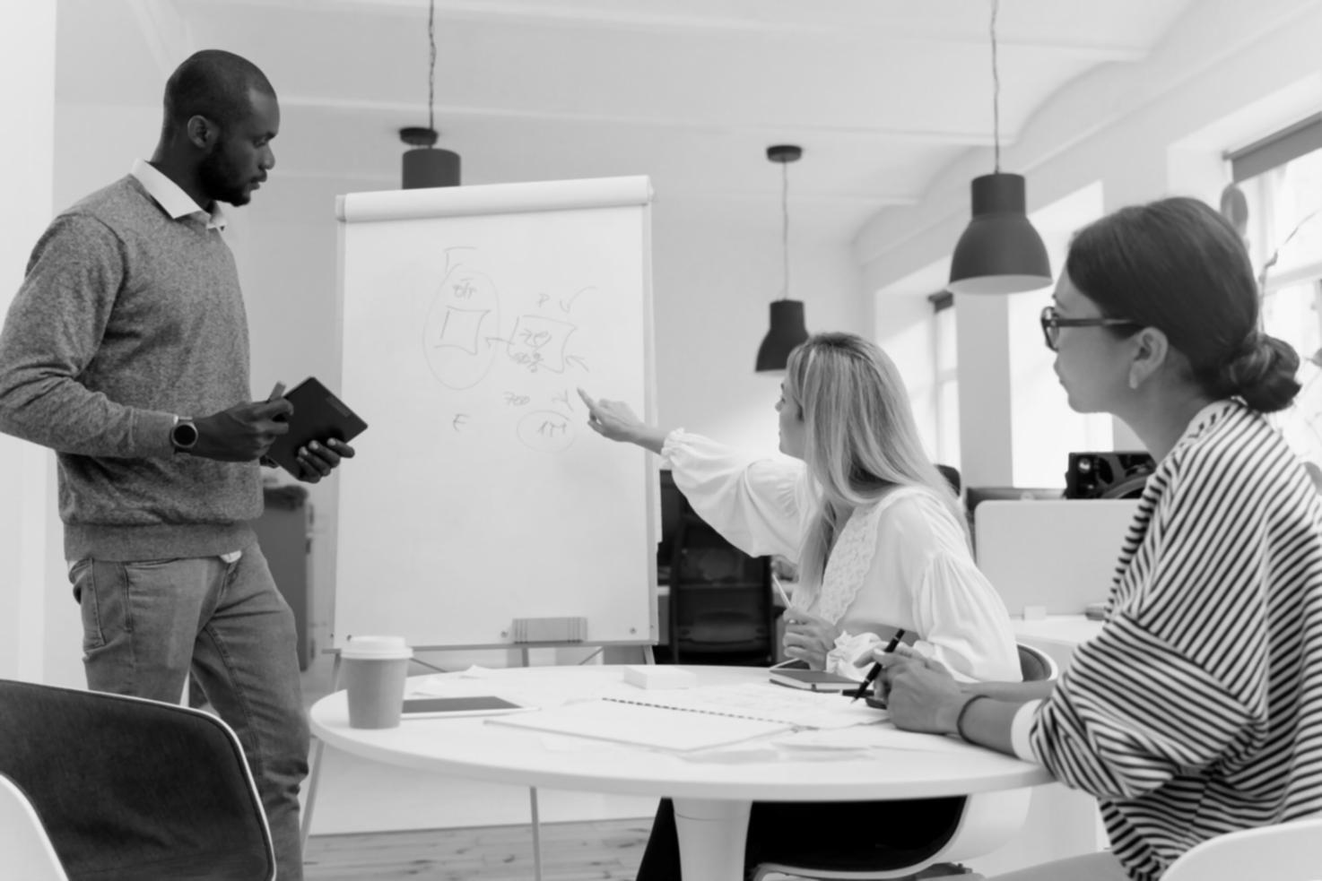 Persoană reflectând asupra valorilor personale într-un mediu liniștit