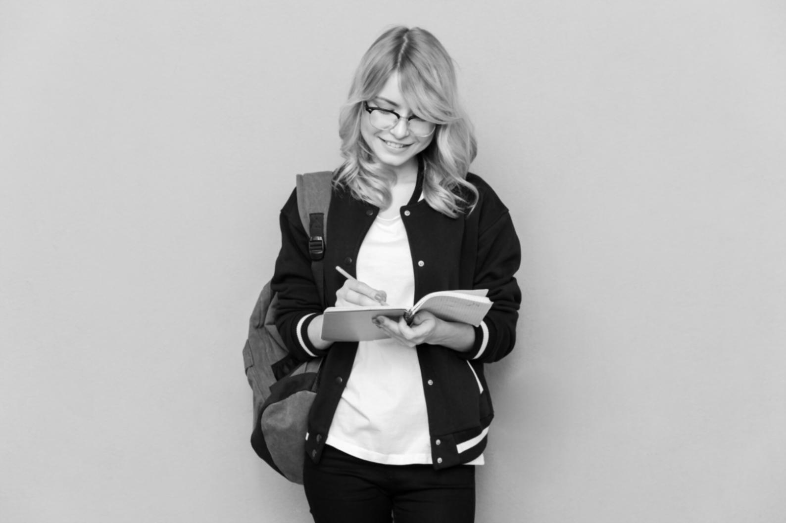 Persoană reflectând asupra valorilor personale în natură